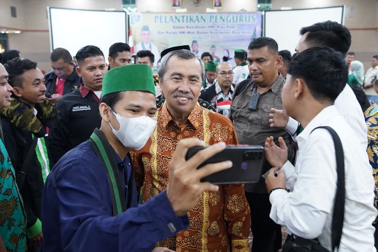 Hadiri Pelantikan Badko HMI, Ratusan Mahasiswa Berebut Berswafoto Bersama Gubernur Syamsuar 