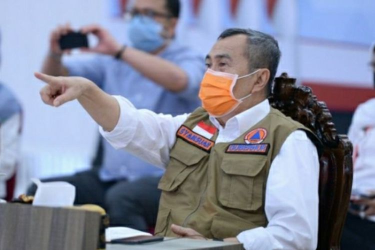 Syamsuar Serahkan Bonus Atlet dan Pelatih PON XX dan Peparnas