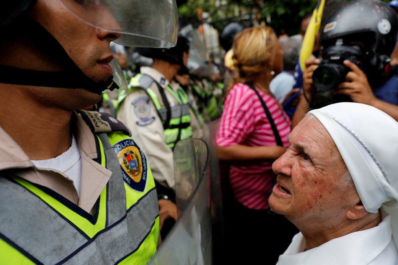 Unjuk Rasa Ribuan Lansia Venezuela Diwarnai Bentrokan