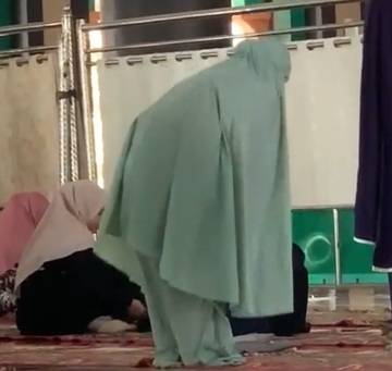 Mahasiswi UIN Suska Riau Salat dengan Gerakan Aneh, Ini Kata Rektor