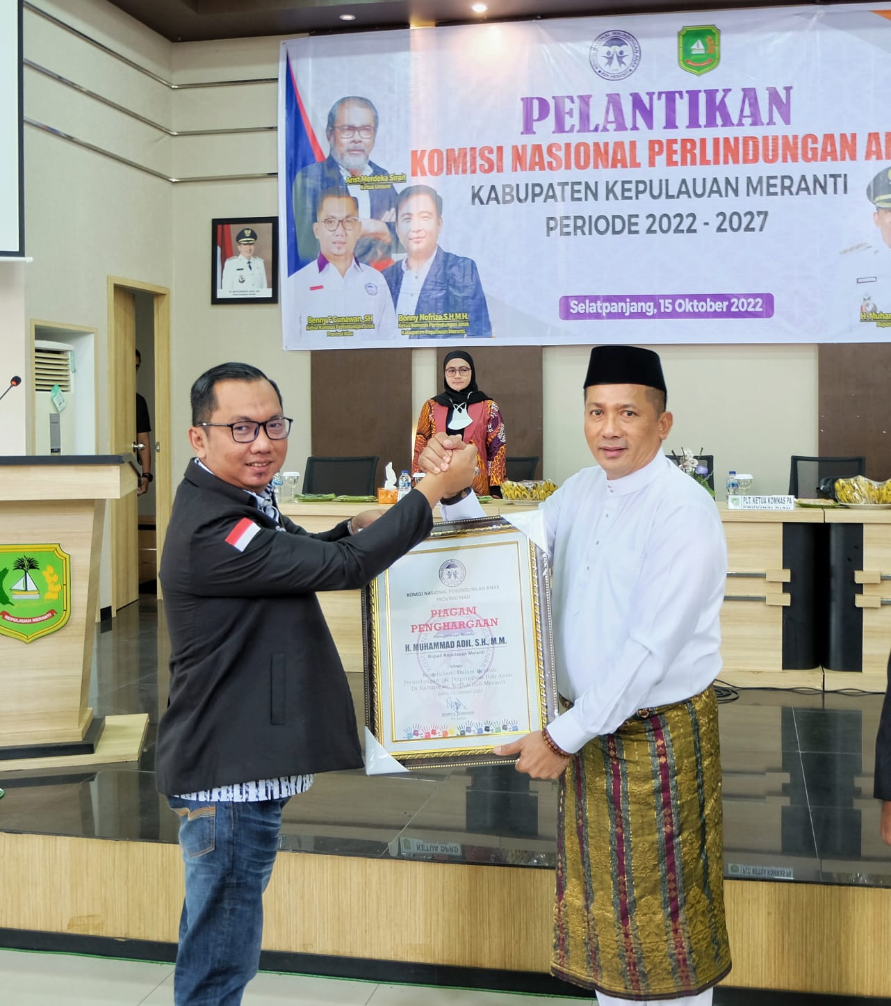 Bupati Meranti H.Adil Terima Piagam Penghargaan Berhasil Ciptakan Kota Layak Anak Dari Komnas PA.