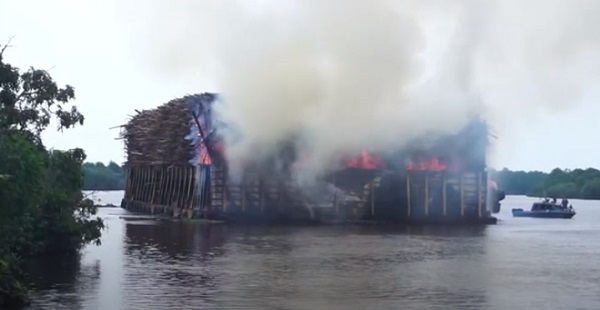 Tongkang Pengangkut Ribuan Ton Kayu Akasia dari Kalimantan Terbakar di Sungai Siak Riau