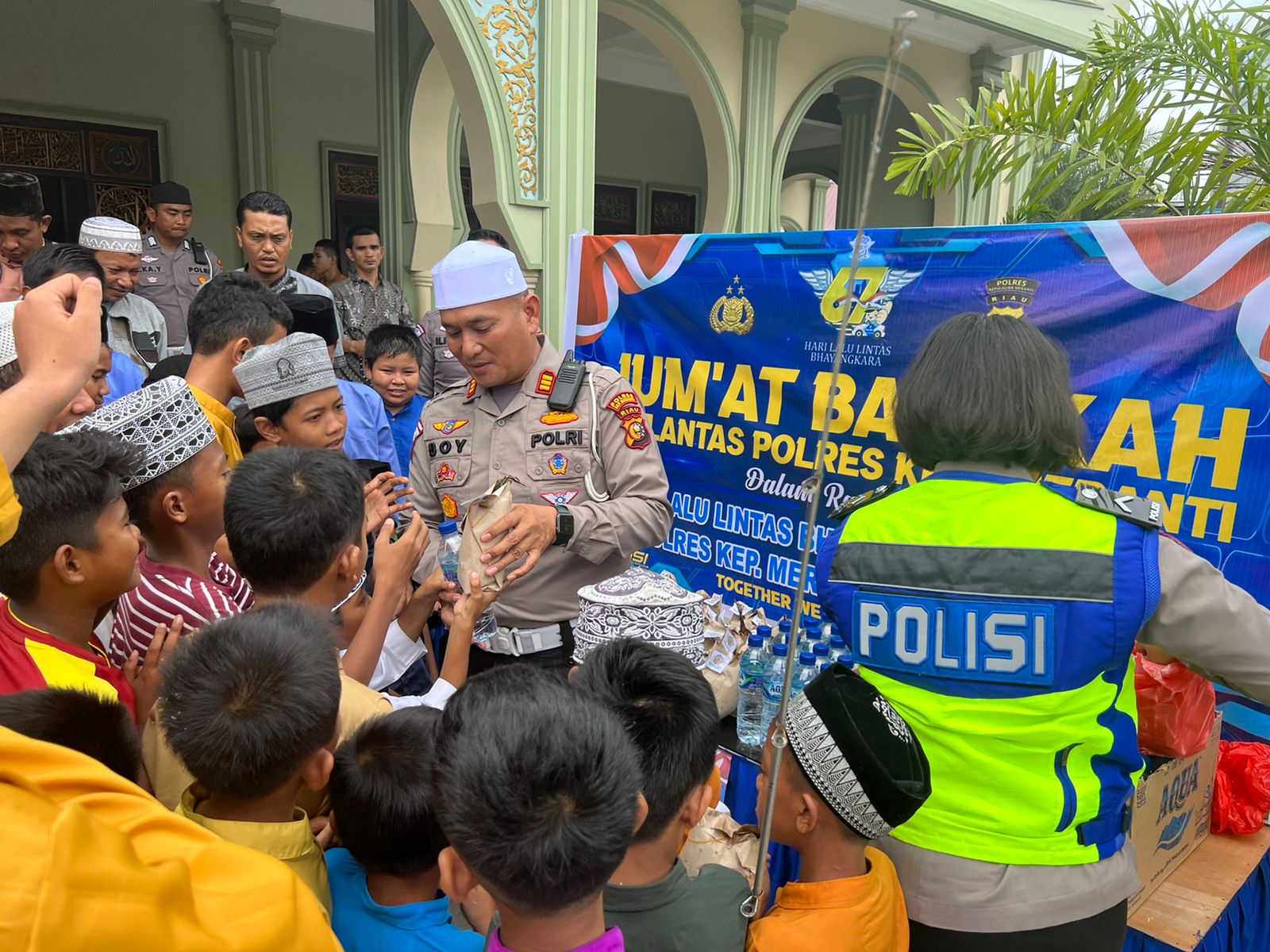 Jumat Barokah Sambut Hari Lalu Lintas, Satlantas Polres Meranti Bagikan Puluhan Nasi Bungkus