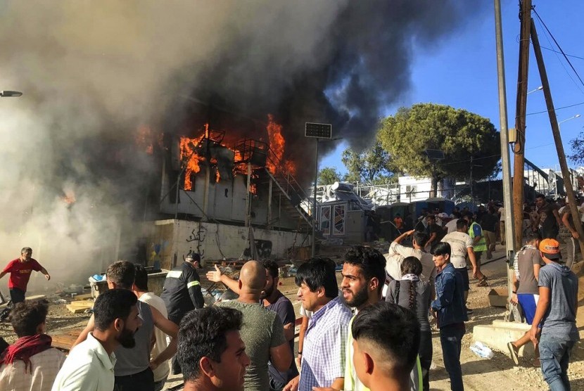 Bentrok dengan Polisi, Kamp Imigran Yunani Dibakar