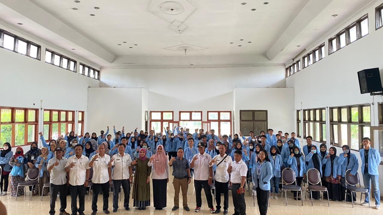 Dosen Pembimbing Lapangan UNRI serahkan secara langsung mahasiswa Kukerta di Kuansing