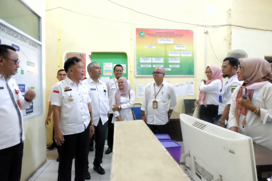 Hari Pertama Masuk Kerja, Plt. Bupati Asmar Sidak Sejumlah Kantor