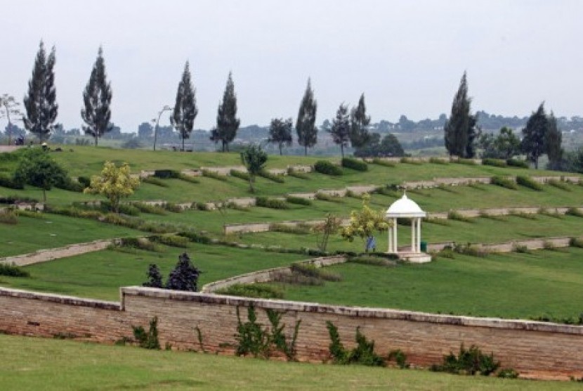 Hukum Memplester dan Menanami Makam