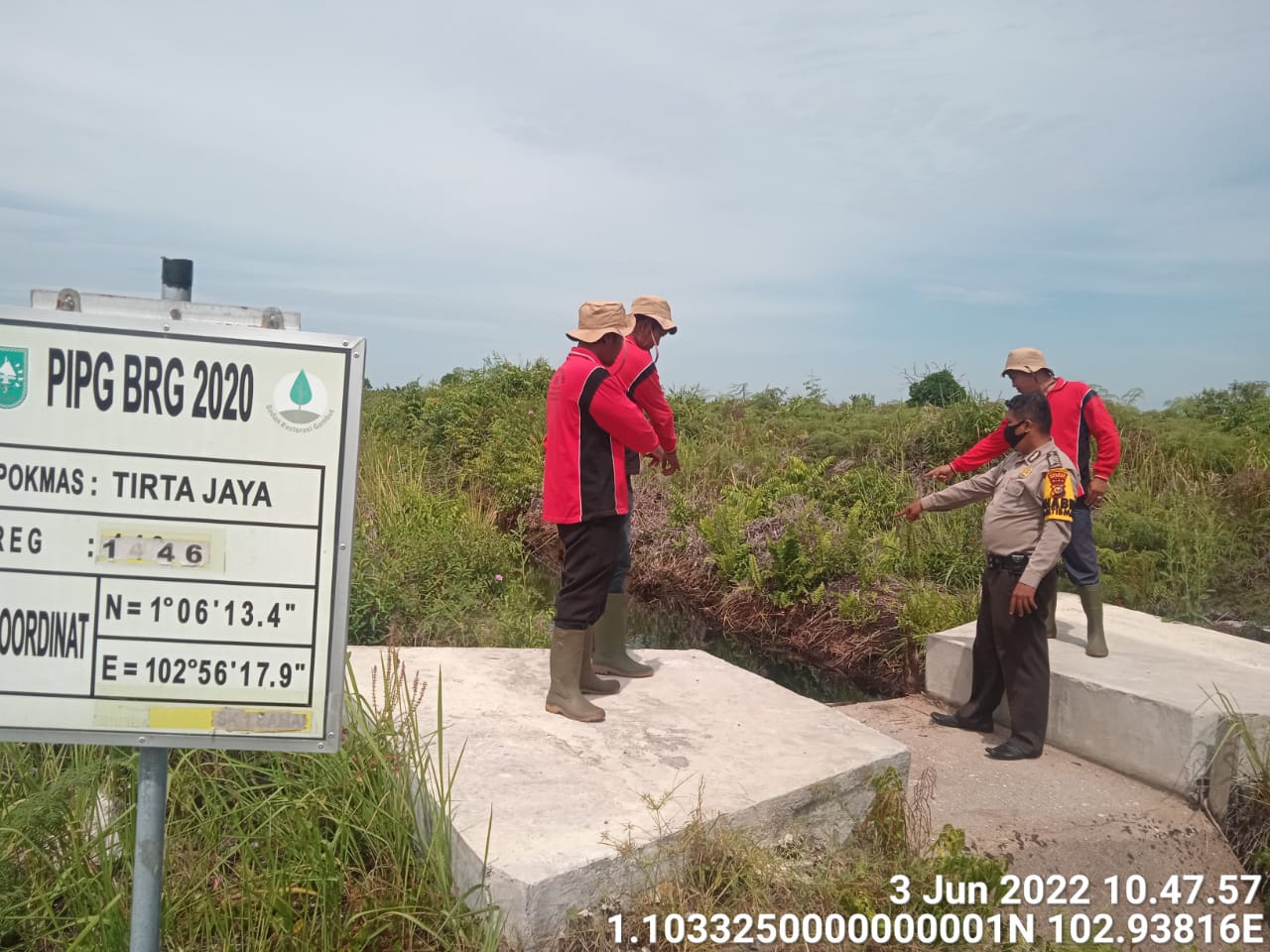 Personil Polsek Rangsang Tinjau Lokasi Pembuatan Sekat Kanal dan Patroli Antisipasi Karhutla