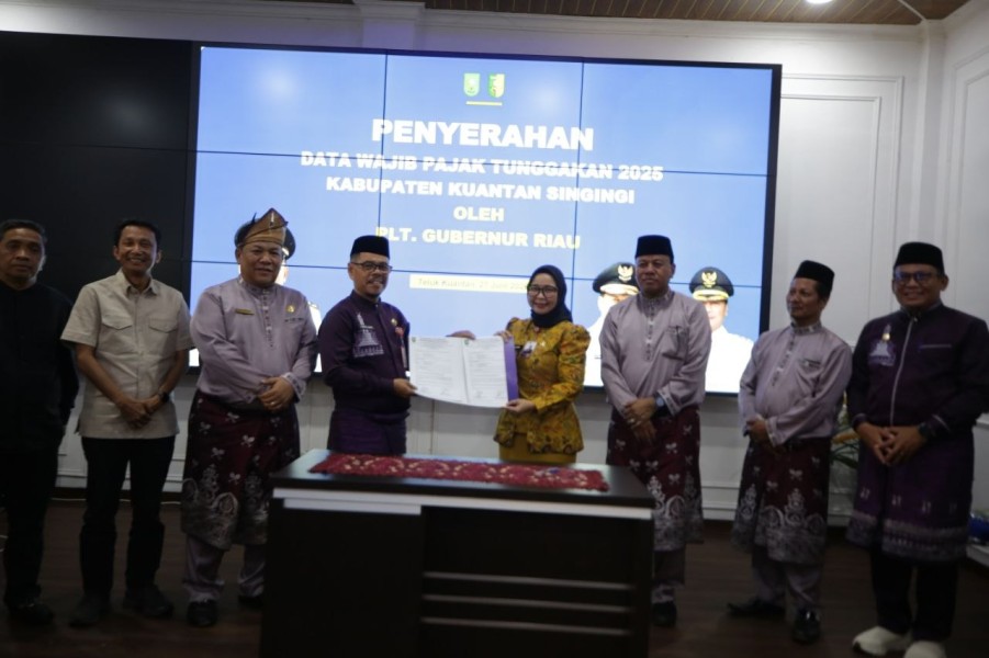 Plt Gubri Serahkan Data Tunggakan Pajak, Rp20,7 Miliar Jadi Bidikan Kuansing