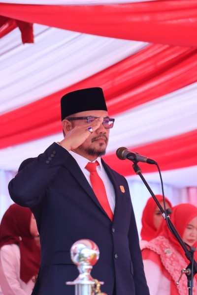 H. Syarif Hadiri Upacara HUT RI ke-81 di Depan Istana Siak