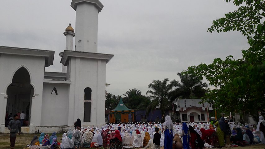 Hari Ini Umat Muslim Sedinginan Rohil Ikuti Shalat Id di Lapangan Mesjid Raya Darul Hidayah.