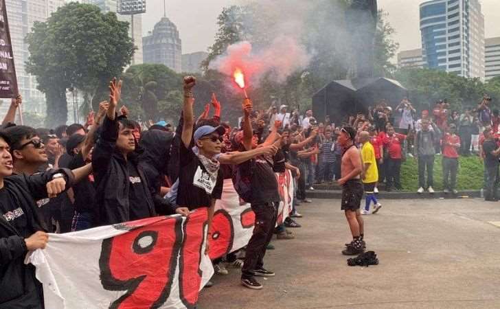Suporter Timnas Nyanyikan Dukungan dan Nyalakan Flare di Area GBK