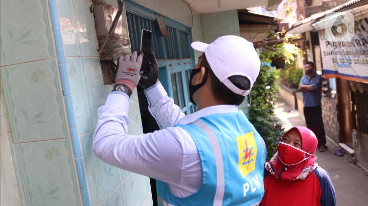 Pemprov Riau Bantu Pemasangan Listrik Gratis Rumah Warga Miskin