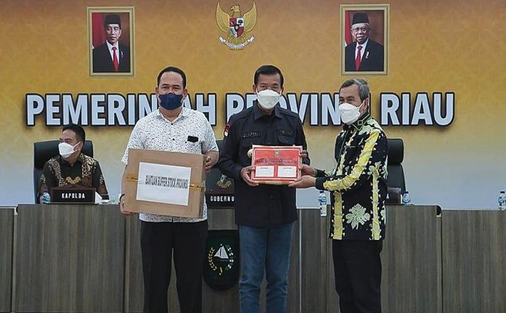 Pemprov Riau Serahkan Obat-obatan Penanganan Covid-19 ke Wako Pekanbaru