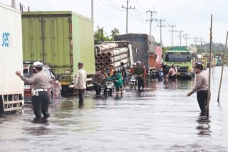 Sistem Buka Tutup Masih Berlaku di Jalintim KM 83 Pelalawan, Kendaraan ‘Mengular’