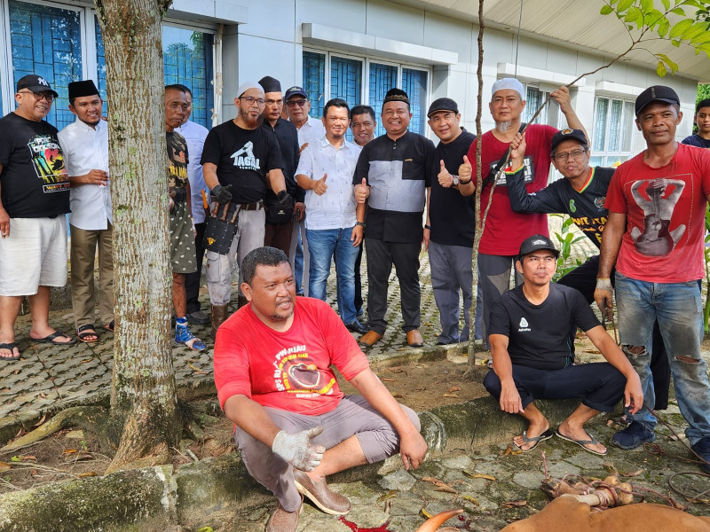Hampir 100 wartawan anggota PWI Riau bergotong-royong menyembelih dan memotong-motong sembilan hewan