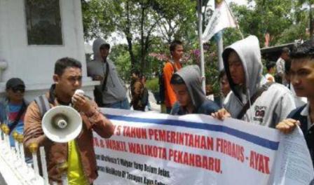 Mahasiswa LIRA Kota Pekanbaru Demo Sejumlah Kasus Dugaan Korupsi Firdaus dan Ayat