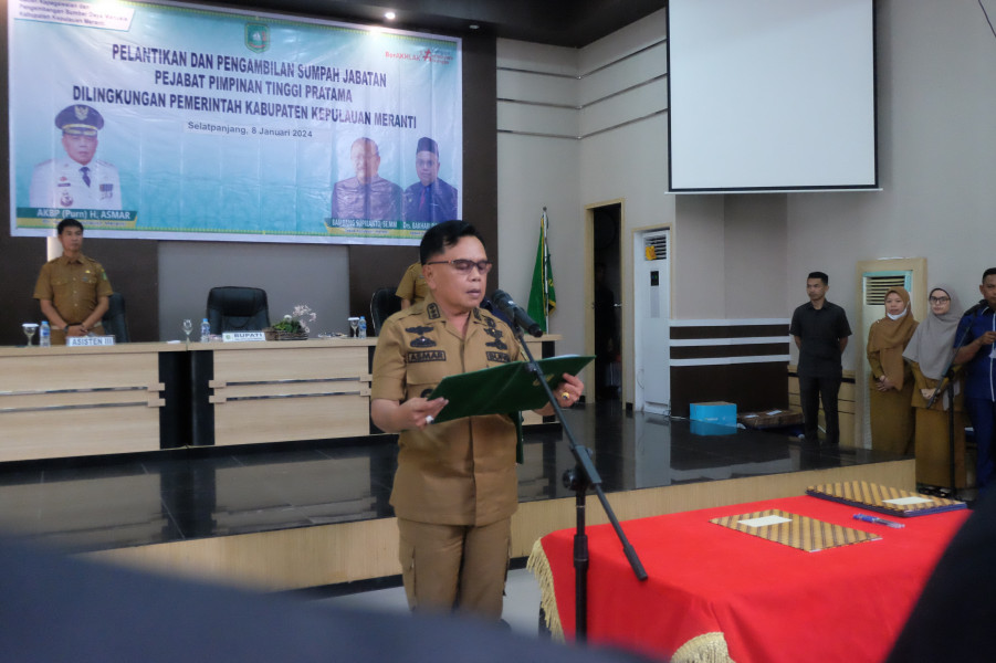Plt Bupati Asmar Lantik 8 Pejabat Eselon II