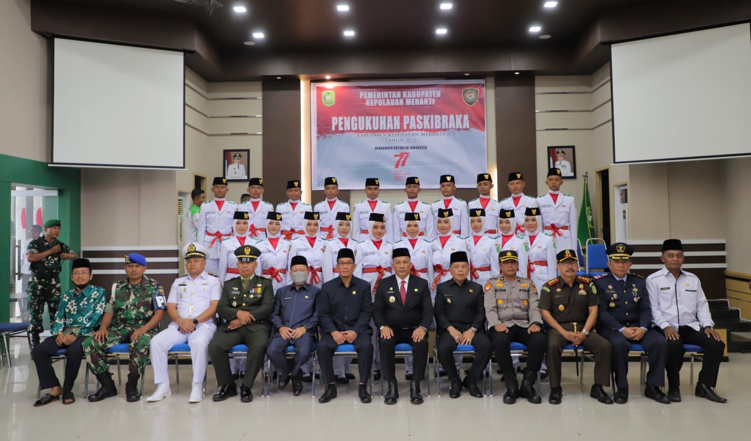 Jelang 17 Agustus, Bupati HM Adil Lakukan Pengukuhan 20 Orang Paskibraka di Meranti