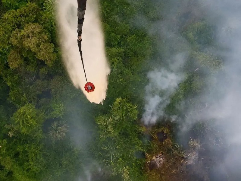 Dukung Tim Darat, Heli Water Bombing Dikerahkan Padamkan Karhutla di Inhu dan Bengkalis
