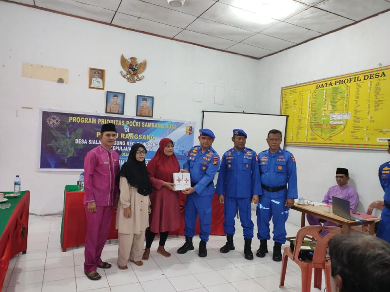 Baharkam Polri Silaturahmi dan Berbagi dengan Masyarakat Pesisir