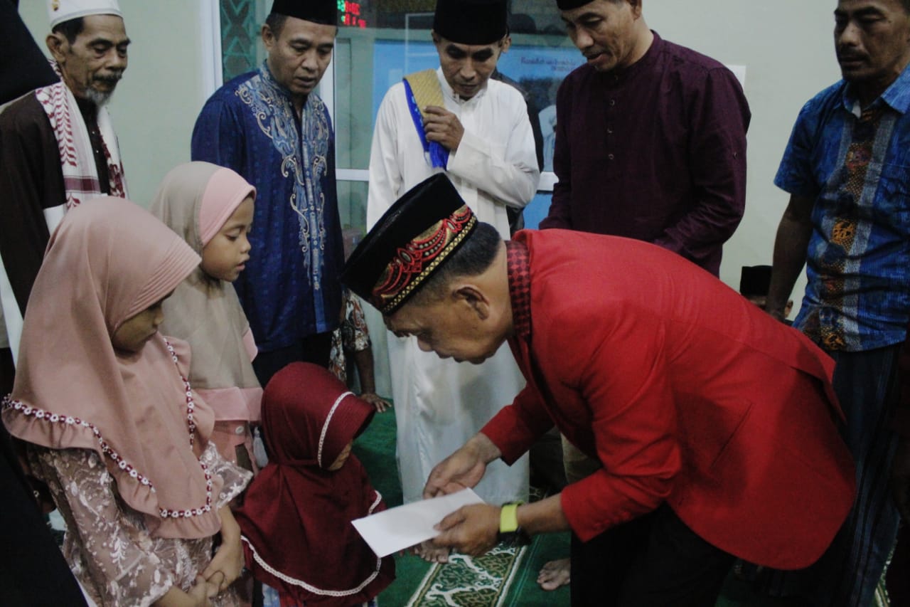 Wabup Meranti H.Asmar Santuni anak yatim di musholla Barokah 