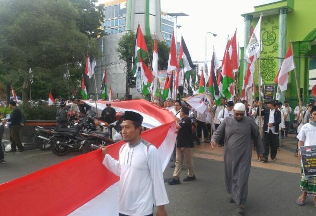 Kecam Trump, Massa Bentangkan Bendera Merah Putih 1,5 Km di Semarang