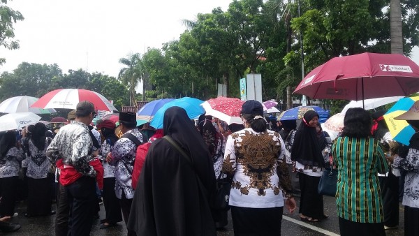 Ribuan Guru Gelar Aksi Unjuk Rasa di Bawah Rintik Hujan