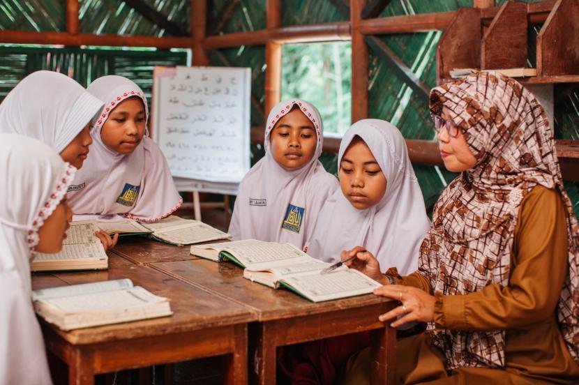 Kebaikan dan Keutamaan Mendidik Anak Perempuan