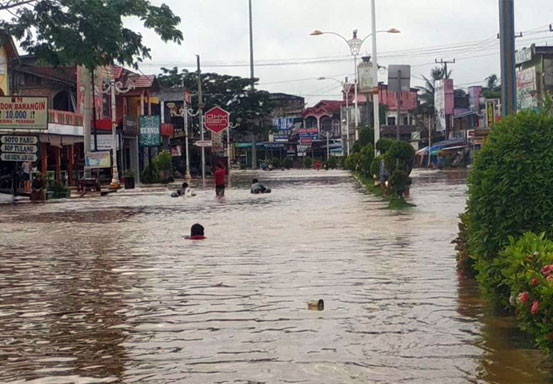 Terendam Banjir, Jalan Utama Ibukota Rohul Ditutup