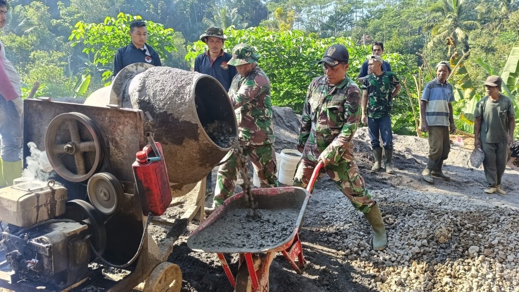 Medan Naik Turun  Tak Surutkan Semangat Satgas TMMD Reguler Ke-129 Kodim 0708 Purworejo