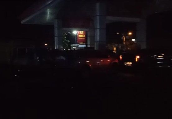 Pengendara di Rohul Rela Bermalam di SPBU