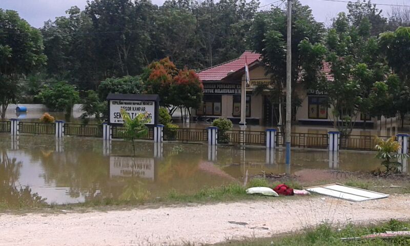 Tak Hanya Hunian Warga, Banjir Di Kampar Juga Genangi 6 Polsek