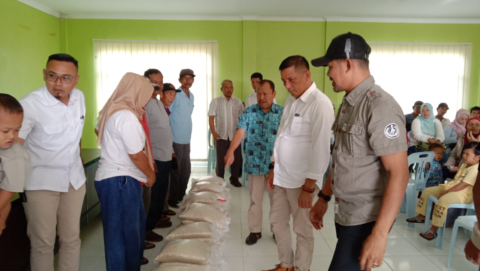 Bupati HM Adil Kembali Serahkan Bantuan Beras Ke-3 Desa di Kecamatan Tebing Tinggi Barat