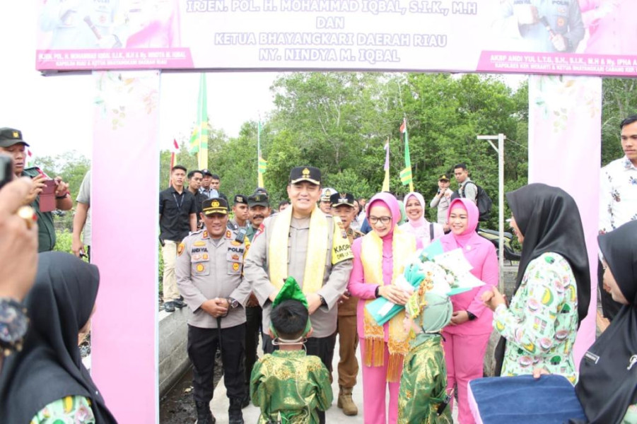 Kapolda Riau Kunker ke Meranti, Resmikan Pembangunan MCK dan Renovasi Musholla Al Barkah Desa Alahair