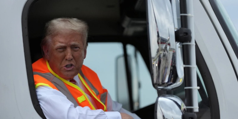 Trump Ancam Hentikan Gaji PNS Selama Shutdown