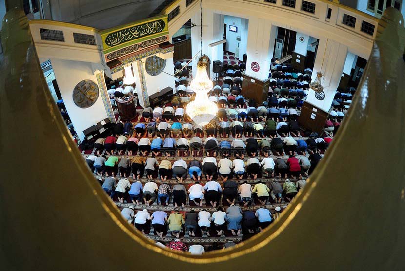 Hukum Menambahkan Bacaan di Sela-Sela Sholat Tarawih