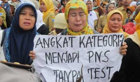 Puluhan Tenaga Honorer Minta Dukungan DPRD Riau Agar Diperjuangkan Jadi PNS