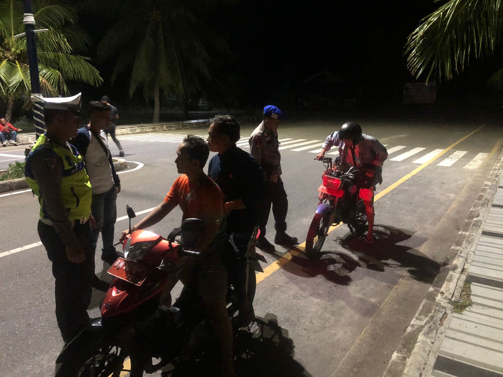 Wujud Hadirnya Polri di Tengah Masyarakat, Puluhan Personel Polres Patroli Blue Light Gabungan 