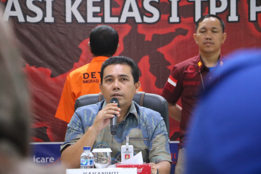 DUKUNG PRO JUSTITIA, KANTOR IMIGRASI PEKANBARU SERAHKAN TERSANGKA WNA KASUS PELANGGARAN TINDAK PIDANA KEIMIGRASIAN PADA KEJAKSAAN