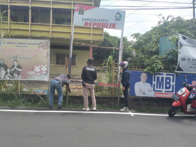 Alat Peraga Kampanye Sementara di Musnakan Bawaslu  Bersama Tim Gabungan
