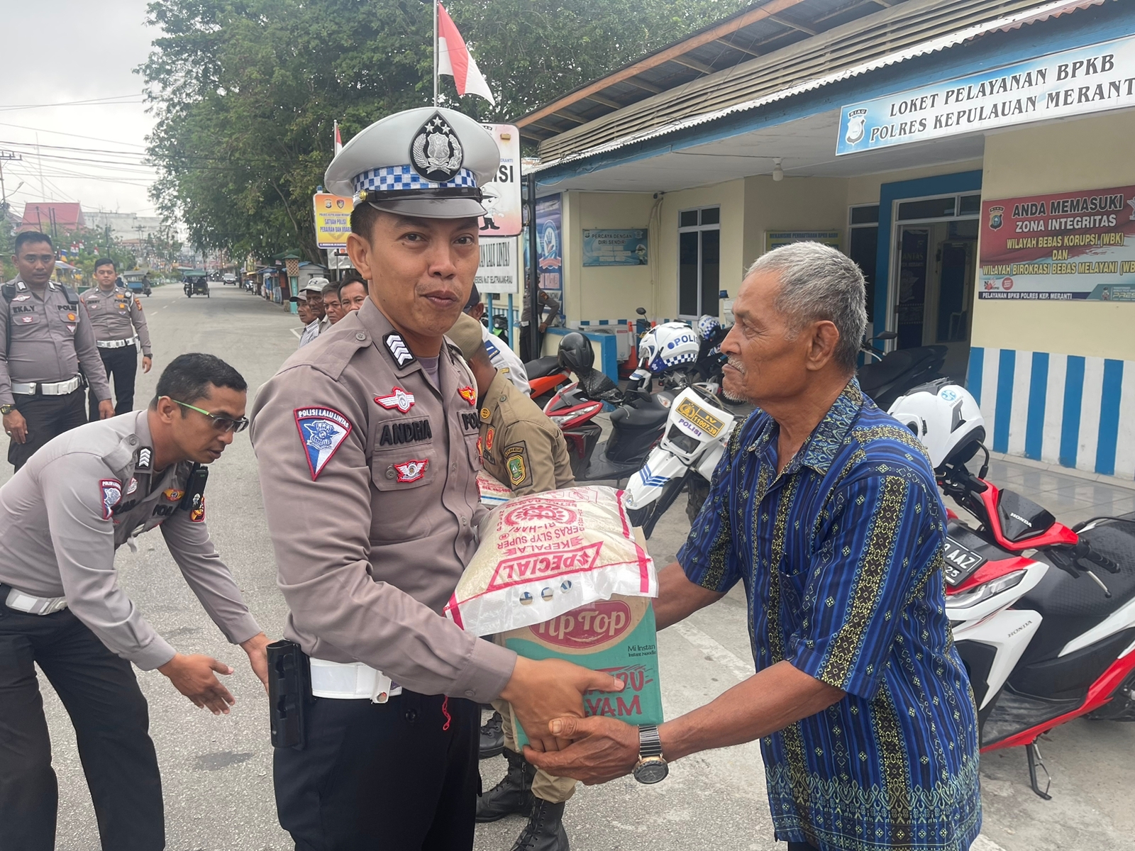 Bantu Ringankan Beban Ekonomi Warga Kurang Mampu, Satlantas Polres Meranti Salurkan Bansos