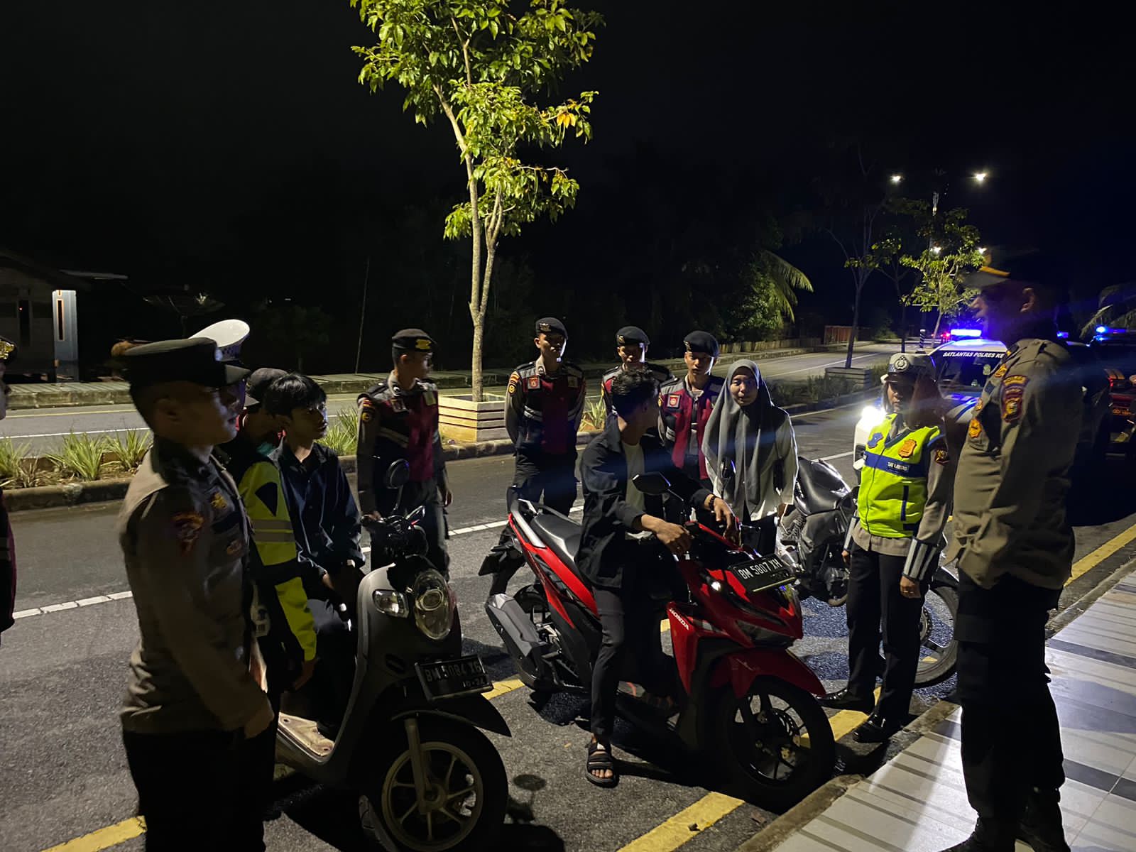 Gelar Patroli Blue Light, Polisi Himbau dan Larang Pemuda Lakukan Balap Liar