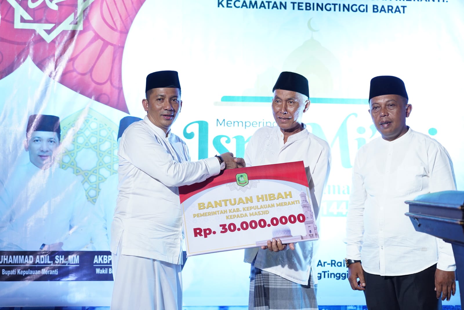 Isra Mi'raj Tebing Tinggi Barat, HM Adil Serahkan Bantuan Ke Masjid Ar-Rahman Desa Alai