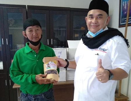 PWI Riau Peduli Mulai Distribusikan 1 Ton Kurma untuk Masjid dan Musala