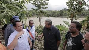 SBY Kunjungi Warga Korban Banjir, Sarankan Pasang Tanggul