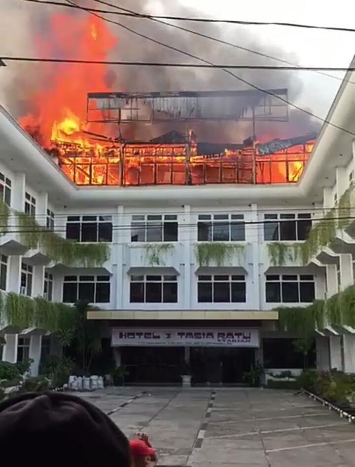 Hotel Tasia Ratu di Jalan KH Hasyim Ashari Kota Pekanbaru Terbakar