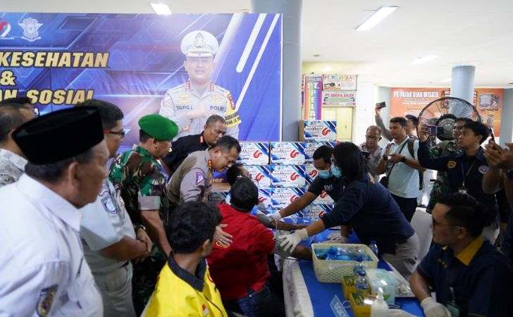 Bakti Untuk Negeri, Dirlantas Polda Riau Bagikan 8.000 Paket Sembako di Terminal AKAP