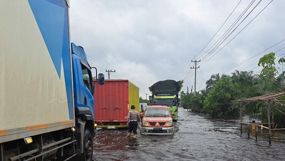 Banjir KM 83 Pelalawan Makin Tinggi, Pengendara Diminta Tetap Ikuti Arahan Petugas