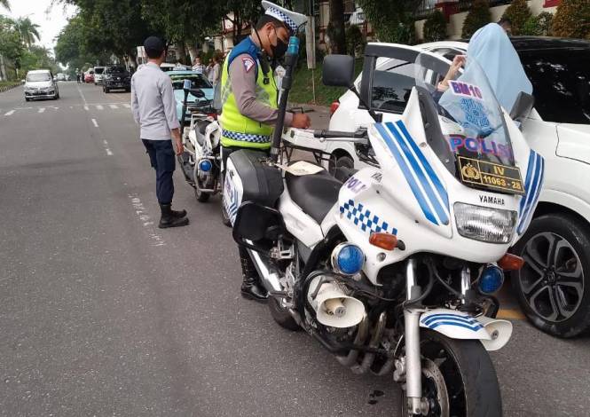 Parkir di Jalan Diponegoro Pekanbaru, 15 Kendaraan Ditilang Polisi